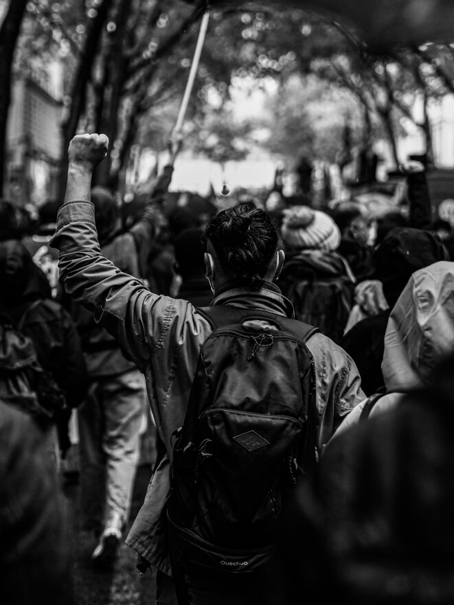 Espoir. Au son de l'Internationale, ce manifestant brandit son poing, comme un hommage et un espoir envers tous ceux qui luttent pour un Monde meilleur. Lyon, le 1er Mai 2021. © P. Fimbel Espoir. Au son de l'Internationale, ce manifestant brandit son poing, comme un hommage et un espoir envers tous ceux qui luttent pour un Monde meilleur. Lyon, le 1er Mai 2021. © P. Fimbel