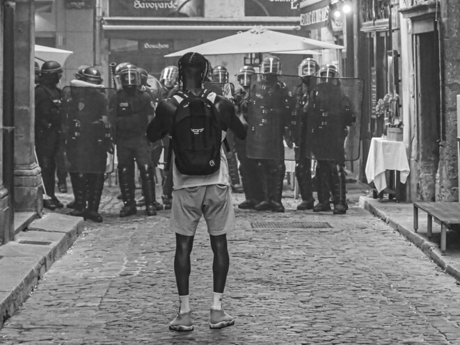 Seul ? Virgile Anasse et sa communauté en ligne défient la police lors d'une manifestation Black Lives Matter à Lyon le 2 Juin 2020. © P. Fimbel Seul ? Virgile Anasse et sa communauté en ligne défient la police lors d'une manifestation Black Lives Matter à Lyon le 2 Juin 2020. © P. Fimbel