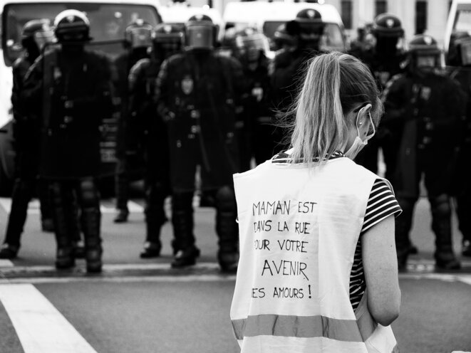 Maman milite. Une maman Gilet Jaune se mobilise contre le racisme dans la police et pour ses enfants à Lyon le 6 Juin 2020. © P. Fimbel Maman milite. Une maman Gilet Jaune se mobilise contre le racisme dans la police et pour ses enfants à Lyon le 6 Juin 2020. © P. Fimbel