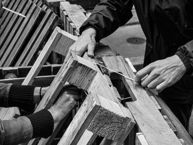 Entrée contrôlée. Des barricades s'élèvent à la ZAD de la place Sainte Marthe, elles laisseront leurs places à un squat contre la gentrification, géré par des militants écologistes dans ce quartier populaire du Xème arrondissement de Paris, le 26 Septembre 2020. © P. Fimbel Entrée contrôlée. Des barricades s'élèvent à la ZAD de la place Sainte Marthe, elles laisseront leurs places à un squat contre la gentrification, géré par des militants écologistes dans ce quartier populaire du Xème arrondissement de Paris, le 26 Septembre 2020. © P. Fimbel