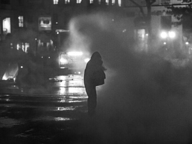 Dystopie. Comme une habitude, une manifestante subit le dispositif anti-émeute mis en place par les forces de l’ordre lors d’un rassemblement contre la loi sécurité globale. Le rapport de force est déséquilibré. Lyon, le 12 Décembre 2020. © P. Fimbel Dystopie. Comme une habitude, une manifestante subit le dispositif anti-émeute mis en place par les forces de l’ordre lors d’un rassemblement contre la loi sécurité globale. Le rapport de force est déséquilibré. Lyon, le 12 Décembre 2020. © P. Fimbel