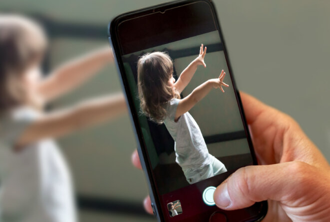 Gros plan d'un téléphone avec l'application Cognoa en cours d'utilisation, prenant apparemment une vidéo ou une photo d'un enfant présentant des comportements de stimulation ou des mouvements répétitifs. © Avec l'aimable autorisation de Cognoa Gros plan d'un téléphone avec l'application Cognoa en cours d'utilisation, prenant apparemment une vidéo ou une photo d'un enfant présentant des comportements de stimulation ou des mouvements répétitifs. © Avec l'aimable autorisation de Cognoa
