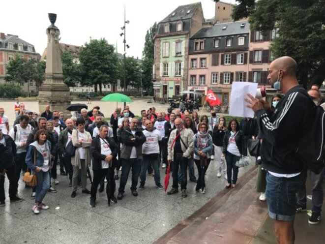 Devant le tribunal, après l’audience, un responsable syndical rappelle les demandes formulées auprès de la direction. © JFG / Rue89 Strasbourg / cc Devant le tribunal, après l’audience, un responsable syndical rappelle les demandes formulées auprès de la direction. © JFG / Rue89 Strasbourg / cc