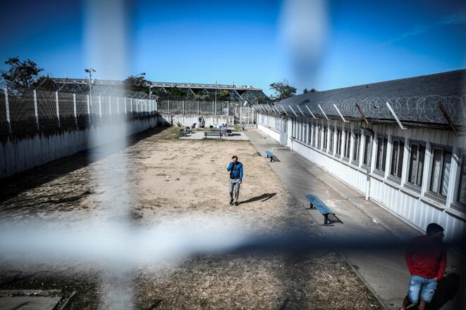 La cour du centre de rétention administrative de Vincennes, en 2019. © Photo Stéphane De Sakutin/AFP