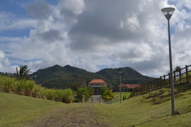 Les anciennes plantations, appelées "habitations", comme ici dans le sud de la Martinique, font actuellement l'objet de réhabilitations, au grand dam des militants anticolonialistes qui voudraient en faire des lieux de mémoire. © JS Les anciennes plantations, appelées "habitations", comme ici dans le sud de la Martinique, font actuellement l'objet de réhabilitations, au grand dam des militants anticolonialistes qui voudraient en faire des lieux de mémoire. © JS