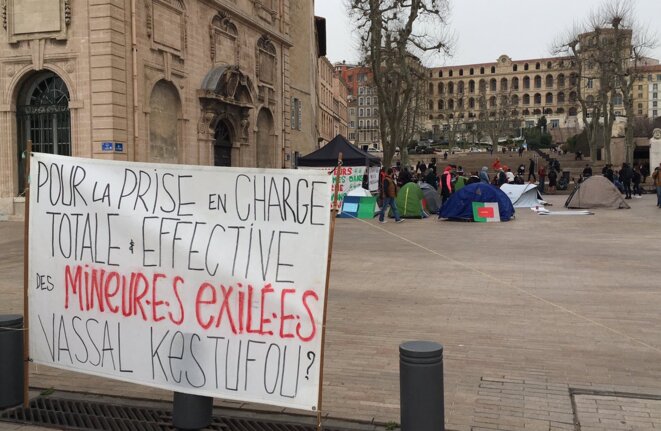 Rassemblement de jeunes se déclarant mineurs et laissés sans prise en charge, à Marseille. © NB