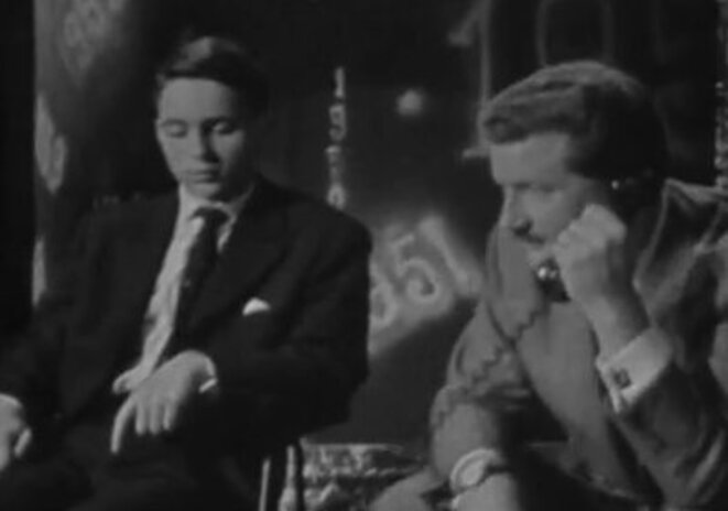Jean-Noël Jeanneney, à 17 ans, participe à « Télé Match », premier jeu télévisé, animé par Pierre Bellemare (© copie d'écran du site de l'Ina) Jean-Noël Jeanneney, à 17 ans, participe à « Télé Match », premier jeu télévisé, animé par Pierre Bellemare (© copie d'écran du site de l'Ina)