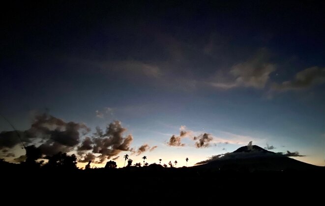 5.07.21 18h30. Face à Agung, près du village de Tauka. © Claude Hudelot