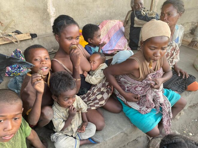 Des réfugiés climatiques mangent des chutes de cuir le 23 juin 2021, à Ambovombe, dans le sud de Madagascar. © Gaëlle Borgia