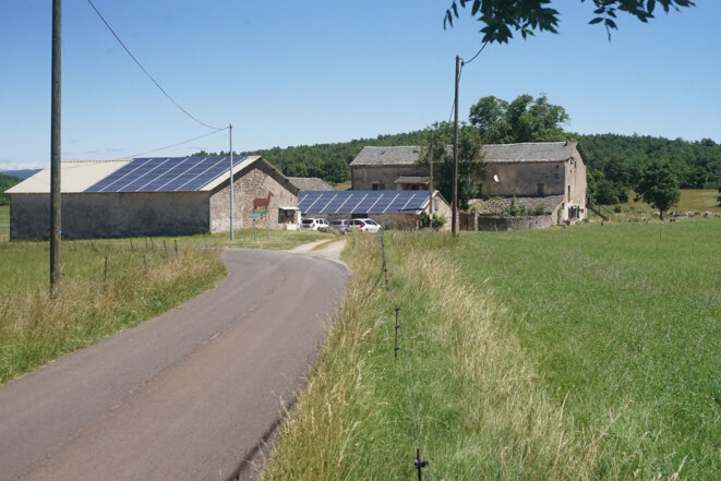 Sur la ferme de Lamayou, les panneaux photovoltaïques de la SCTL. © AmP / Mediapart