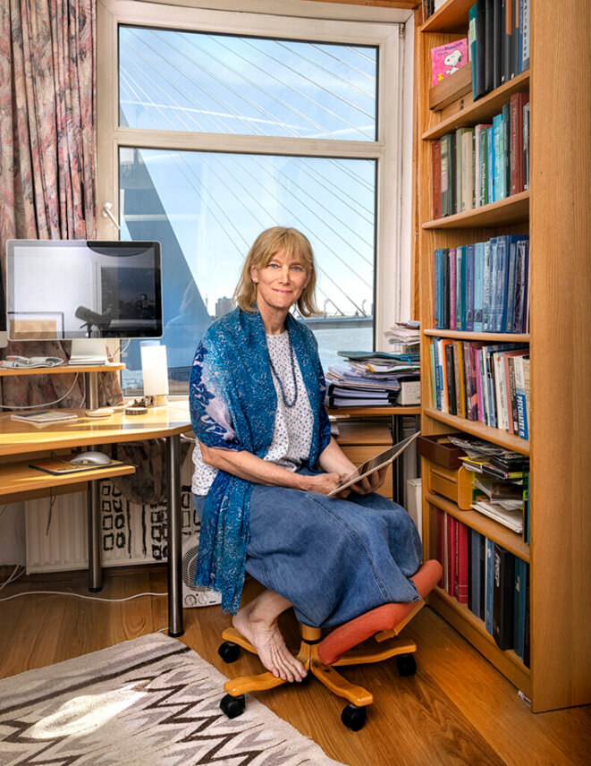 Pose pandémique : Malgré sa passion pour le vélo, Tonya White s'est souvent assise dans son bureau l'année dernière, une habitude qu'elle attribue à son mal de dos. Pose pandémique : Malgré sa passion pour le vélo, Tonya White s'est souvent assise dans son bureau l'année dernière, une habitude qu'elle attribue à son mal de dos.