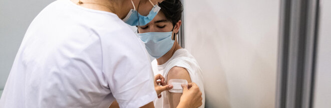 Vaccination d'un adolescent toulousain, le 15 juin 2021. © Photo Adrien Nowak / Hans Lucas via AFP