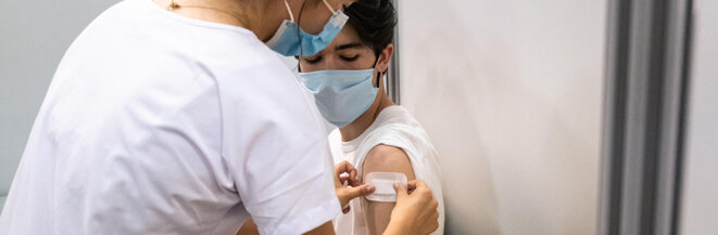 Vaccination d'un adolescent toulousain, le 15 juin 2021. © Photo Adrien Nowak / Hans Lucas via AFP Vaccination d'un adolescent toulousain, le 15 juin 2021. © Photo Adrien Nowak / Hans Lucas via AFP