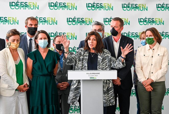 Anne Hidalgo, entourée de membres du Parti socialiste, lors d'une conférence de presse de la journée « Idées en commun », à Villeurbanne, le 12 juillet 2021. © Photo Philippe Desmazes / AFP Anne Hidalgo, entourée de membres du Parti socialiste, lors d'une conférence de presse de la journée « Idées en commun », à Villeurbanne, le 12 juillet 2021. © Photo Philippe Desmazes / AFP