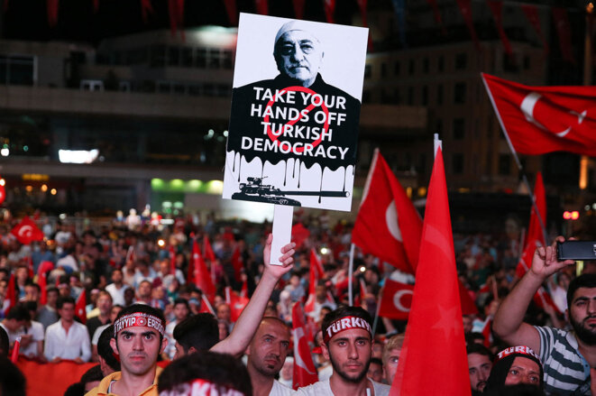 Slogans hostiles au mouvement Gülen dans une manifestation pro gouvernementale, à Istanbul, le 20 juillet 2016 © Photo Berk Ozkan / Anadolu Agency via AFP