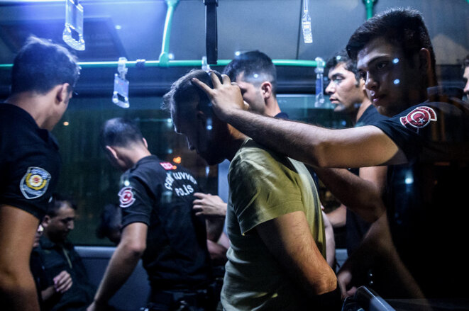 Arrestation d’un soldat qui aurait participé au coup d’État militaire à Istanbul. © Ozan Kose / AFP