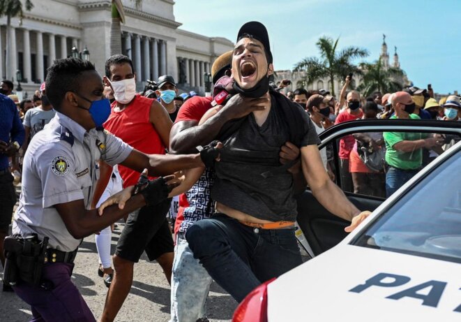 Un homme est arrêté lors d’une manifestation contre le gouvernement du président cubain Miguel Diaz-Canel à La Havane, le 11 juillet 2021. YAMIL LAGE/AFP/Getty Un homme est arrêté lors d’une manifestation contre le gouvernement du président cubain Miguel Diaz-Canel à La Havane, le 11 juillet 2021. YAMIL LAGE/AFP/Getty