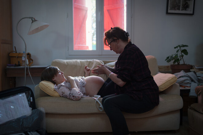Isabelle, sage-femme, accompagne Ninon dans son projet d’accouchement à domicile, en 2019. © Photo Marion Parent / Divergence-images