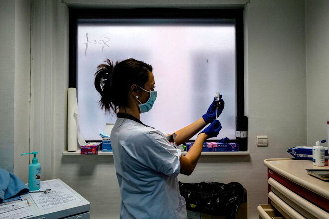 A nurse prepares a dose of the AstraZeneca vaccine at the Édouard-Herriot hospital in Lyon, in east France, February 6th 2021. © Photo by Olivier Chassignole / AFP