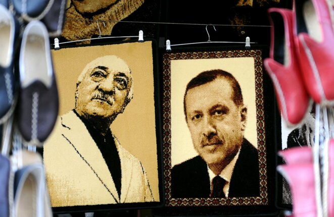Des portraits de Fethullah Gülen et Recep Tayyip Erdogan dans une boutique de Gaziantep en 2014. © Photo Ozan Kose / AFP Des portraits de Fethullah Gülen et Recep Tayyip Erdogan dans une boutique de Gaziantep en 2014. © Photo Ozan Kose / AFP