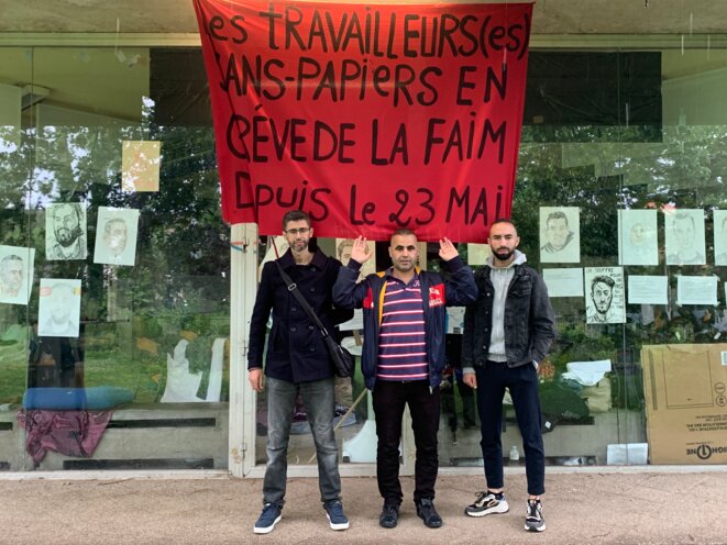 Mourad, Mohamed Alex et Omar devant l'Université libre de Bruxelles occupée par les sans-papiers en grève de la faim en juillet 2021. © NB