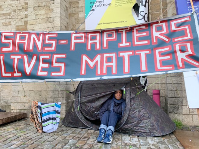 Nily, citoyenne belge, entame une grève de la faim et de la soif pour soutenir les sans-papiers. © NB