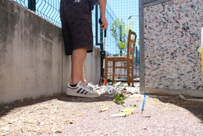 Luc ramasse les seringues d’un spot de shoot à Frais-Vallon dans le 13e arrondissement de Marseille, le mercredi 30 juin 2021. © IB