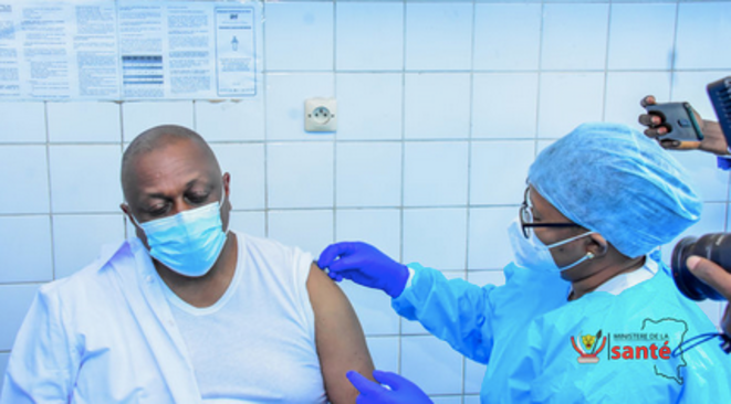 Le ministre congolais de la santé se fait vacciner. © Ministère de la santé de la RDC