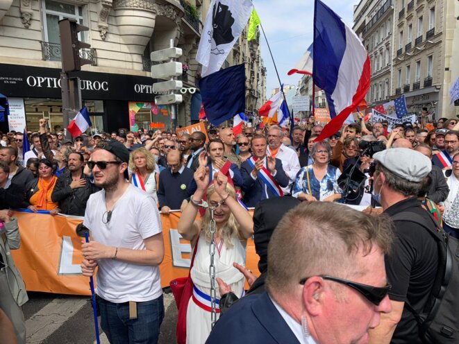 Martine Wonner (ex-LREM), Fabrice Di Vizio (avocat en santé publique), Florian Philippot (Les Patriotes) et Nicolas Dupont-Aignan (Debout la France), à l'avant du cortège de la manifestation anti-passe sanitaire du 17 juillet. © RLS Martine Wonner (ex-LREM), Fabrice Di Vizio (avocat en santé publique), Florian Philippot (Les Patriotes) et Nicolas Dupont-Aignan (Debout la France), à l'avant du cortège de la manifestation anti-passe sanitaire du 17 juillet. © RLS