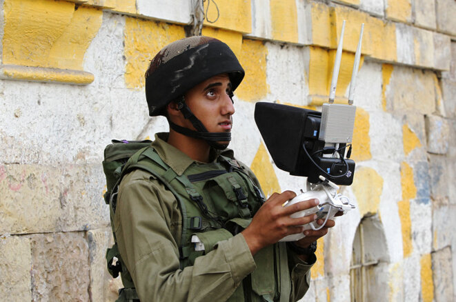 Un soldat israélien utilise un drone pour surveiller des manifestants palestiniens à Hébron en Cisjordanie, en septembre 2015. © Photo Hazem Bader / AFP Un soldat israélien utilise un drone pour surveiller des manifestants palestiniens à Hébron en Cisjordanie, en septembre 2015. © Photo Hazem Bader / AFP