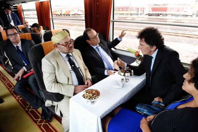 Le roi du Maroc, Mohammed VI avec François Hollande, Jack Lang, président de l'Institut du monde arabe et la ministre française du travail Myriam El Khomri, dans le train en route pour le port Tanger Med, au Maroc, le 20 septembre 2015. © Photo Alain Jocard / AFP