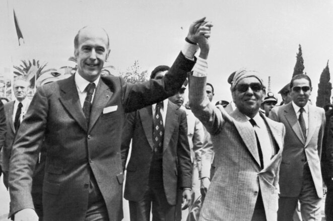 Fès, le 4 mai 1975. Valéry Giscard d'Estaing avec le roi du Maroc, Hassan II, lors d’une visite du président français. © Photo Georges Bendrihem / AFP Fès, le 4 mai 1975. Valéry Giscard d'Estaing avec le roi du Maroc, Hassan II, lors d’une visite du président français. © Photo Georges Bendrihem / AFP