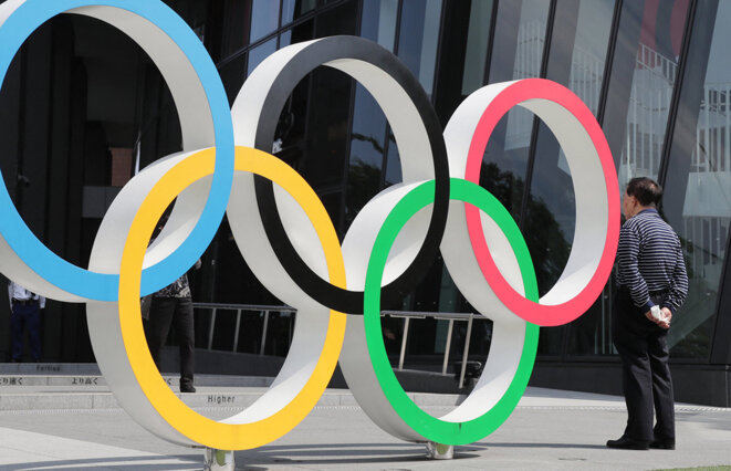 L’emblème olympique devant le stade national de Shinjuku Ward, à Tokyo, le 30 mai 2021. © Photo Norikazu Tateishi / The Yomiuri Shimbun via AFP