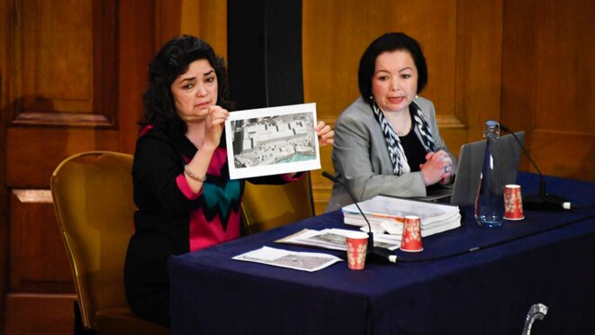 Le témoin Qelbinur Sidik montre une photo d'un camp de détention au tribunal. Photo : AP Le témoin Qelbinur Sidik montre une photo d'un camp de détention au tribunal. Photo : AP