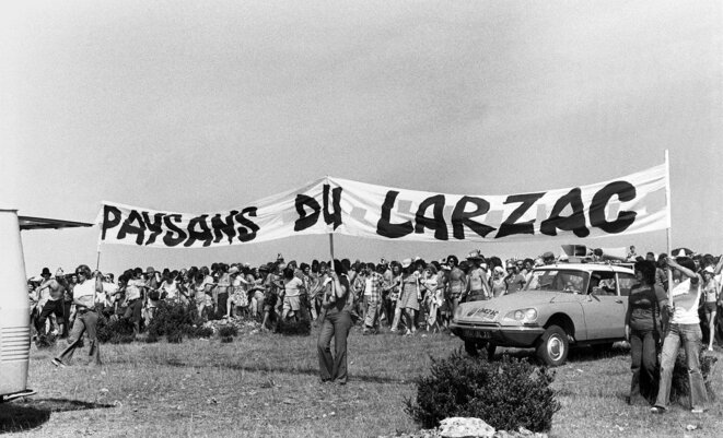 L'une des nombreuses manifestations sur le plateau du Larzac, le 18 août 1974. © Archives AFP L'une des nombreuses manifestations sur le plateau du Larzac, le 18 août 1974. © Archives AFP
