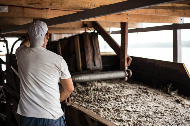 Un orpailleur devant le tapis où se déverse l'eau boueuse, sur les bords du fleuve Madeira, à Humaitá. © Photo Jean-Mathieu Albertini pour Mediapart Un orpailleur devant le tapis où se déverse l'eau boueuse, sur les bords du fleuve Madeira, à Humaitá. © Photo Jean-Mathieu Albertini pour Mediapart