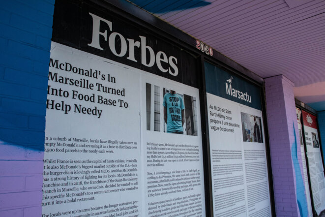 Sur les vitres de l'Apres M, des articles de presse sont affichés. © jus Sur les vitres de l'Apres M, des articles de presse sont affichés. © jus