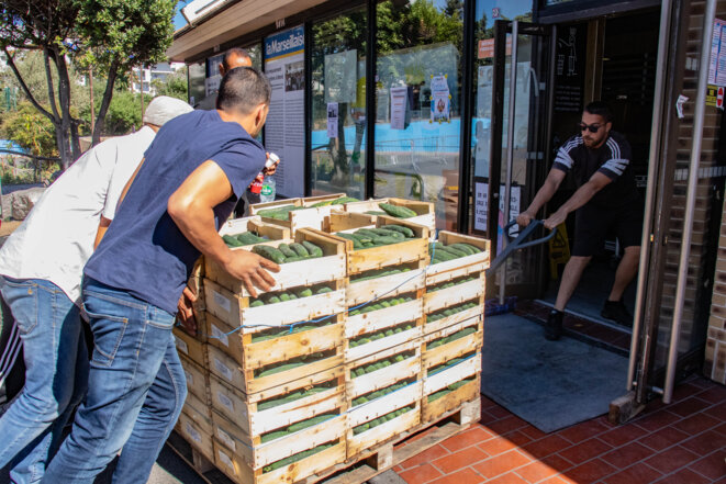 Des concombres arrivent à l'Apres M, livrés par une association partenaire. © Jus Des concombres arrivent à l'Apres M, livrés par une association partenaire. © Jus