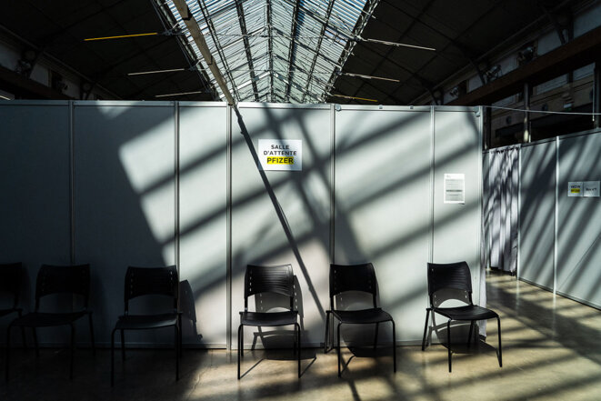 La salle d’attente pour les vaccinations avec le vaccin Pfizer dans un centre situé au « 104 » à Paris, en avril 2021. © Photo Amaury Cornu / Hans Lucas via AFP