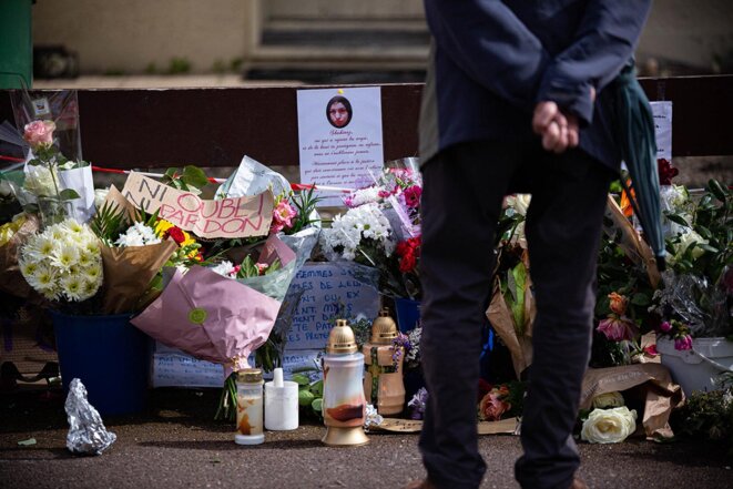 Mérignac, le 7 mai 2021. Des passants se recueillent devant le domicile de Chahinez Daoud, victime d’un féminicide conjugal le 4 mai. © Photo Stéphane Duprat / Hans Lucas via AFP