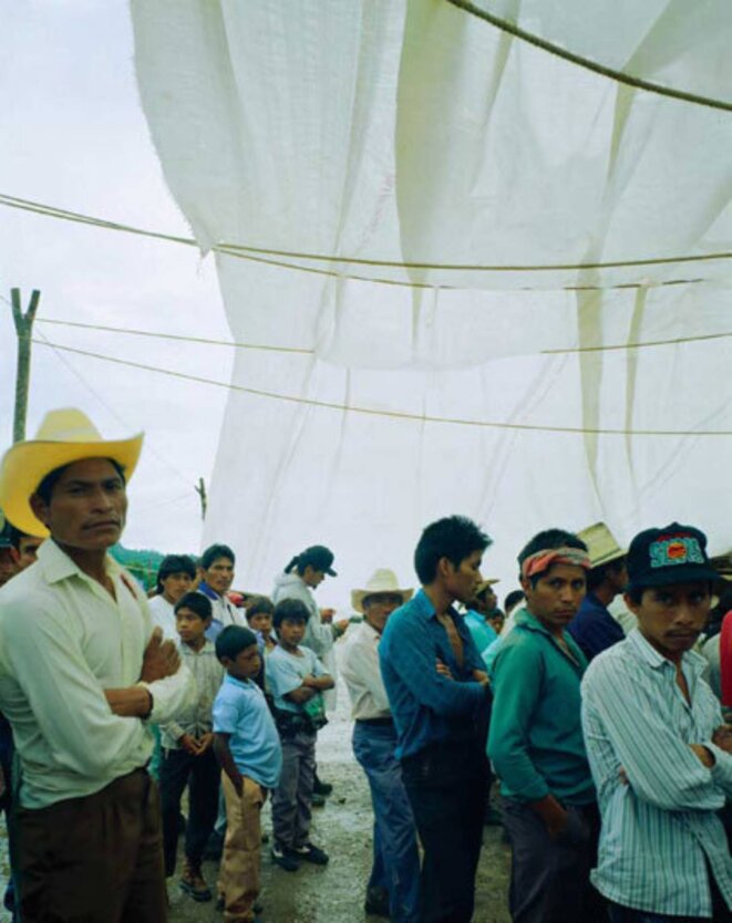 Bruno Serralongue, Indiens (Chiapas) | Encuentro (Chiapas 1996), 2004 | ed. 10 | La grande invasion Les zapatistes en Europe – le virus de la résistance et de la rébellion, galerie Salle principale, Paris, 6 juin - 18 juillet © Bruno Serralongue, courtesy Air de Paris, Romainville Bruno Serralongue, Indiens (Chiapas) | Encuentro (Chiapas 1996), 2004 | ed. 10 | La grande invasion Les zapatistes en Europe – le virus de la résistance et de la rébellion, galerie Salle principale, Paris, 6 juin - 18 juillet © Bruno Serralongue, courtesy Air de Paris, Romainville