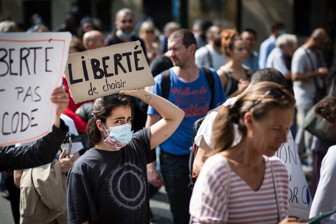 Manifestation contre le passe sanitaire et la vaccination obligatoire à Paris, le 17 juillet 2021. © Photo Katia Zhdanova / Hans Lucas via AFP Manifestation contre le passe sanitaire et la vaccination obligatoire à Paris, le 17 juillet 2021. © Photo Katia Zhdanova / Hans Lucas via AFP