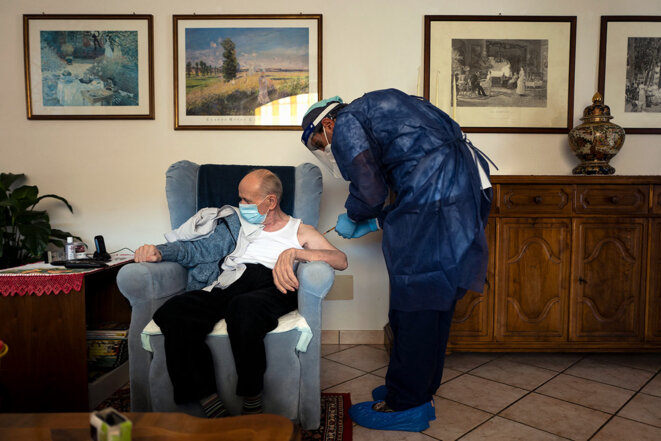 Vaccination d’un homme de plus de 80 ans contre le Covid-19, le 13 mars 2021 à Dronero, en Italie. © Photo de Marco Bertorello / AFP