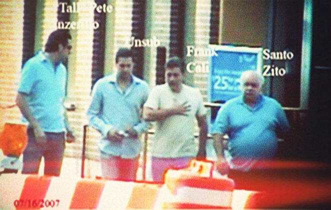 Photo de surveillance de Frank Cali (3e en partant de la gauche) avec Pete Inzerillo (1er à gauche). © Photo DR. Photo de surveillance de Frank Cali (3e en partant de la gauche) avec Pete Inzerillo (1er à gauche). © Photo DR.
