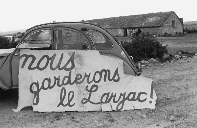 A l'occasion d'une des nombreuses manifestations sur le Larzac contre l'extension du camp militaire, le 13 août 1977 © Archives AFP A l'occasion d'une des nombreuses manifestations sur le Larzac contre l'extension du camp militaire, le 13 août 1977 © Archives AFP