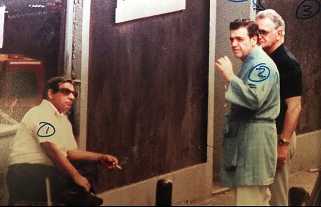 Vincent Gigante, en peignoir au centre, sur une photo de surveillance du FBI en 1980. © Photo FBI / Wikimedia commons Vincent Gigante, en peignoir au centre, sur une photo de surveillance du FBI en 1980. © Photo FBI / Wikimedia commons