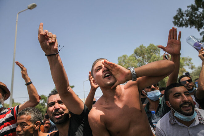 Des partisans du président Tunisien, Kais Saied, scandent des slogans contre le parti islamiste Ennahda lors d'une manifestation devant le parlement à Tunis, le 26 juillet 2021. © Photo de Chedly Ben Ibrahim / NurPhoto via AFP Des partisans du président Tunisien, Kais Saied, scandent des slogans contre le parti islamiste Ennahda lors d'une manifestation devant le parlement à Tunis, le 26 juillet 2021. © Photo de Chedly Ben Ibrahim / NurPhoto via AFP