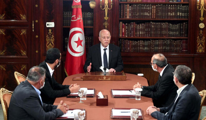 Kais Saied lors d’une réunion avec le président de l'Union tunisienne pour la défense des droits de l'homme, Cemal Muslim, le président du Forum tunisien pour les droits économiques et sociaux, Abdulrahman El-Hethili et le président de l’union des journalistes tunisiens Mohammed Yasin al-Jalasi, au Palais de Carthage à Tunis, le 27 juillet 2021. © Photo Présidence tunisienne / Agence Anadolu via AFP Kais Saied lors d’une réunion avec le président de l'Union tunisienne pour la défense des droits de l'homme, Cemal Muslim, le président du Forum tunisien pour les droits économiques et sociaux, Abdulrahman El-Hethili et le président de l’union des journalistes tunisiens Mohammed Yasin al-Jalasi, au Palais de Carthage à Tunis, le 27 juillet 2021. © Photo Présidence tunisienne / Agence Anadolu via AFP