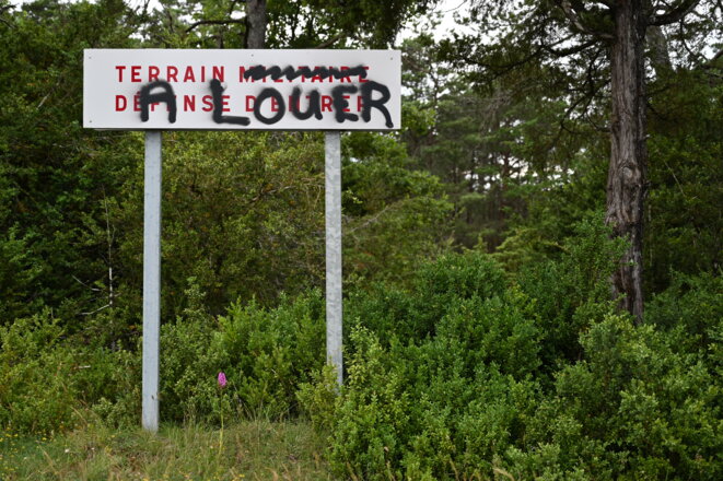 Panneau de limite du camp militaire, détourné en «terrain à louer». © RG / Mediapart Panneau de limite du camp militaire, détourné en «terrain à louer». © RG / Mediapart