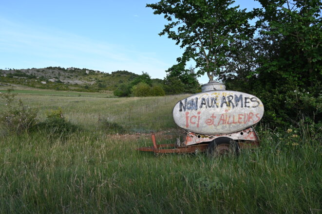 Inscription antimilitariste sur le plateau, juillet 2021. © RG / Mediapart Inscription antimilitariste sur le plateau, juillet 2021. © RG / Mediapart